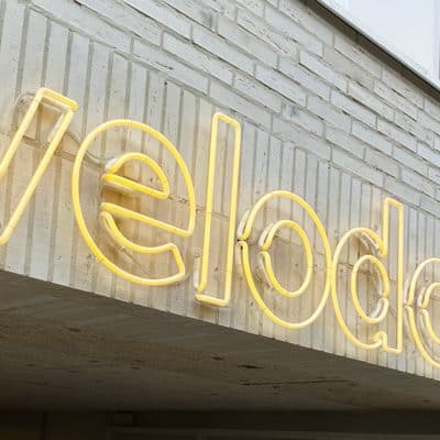 Neon letters op gevel Velodome